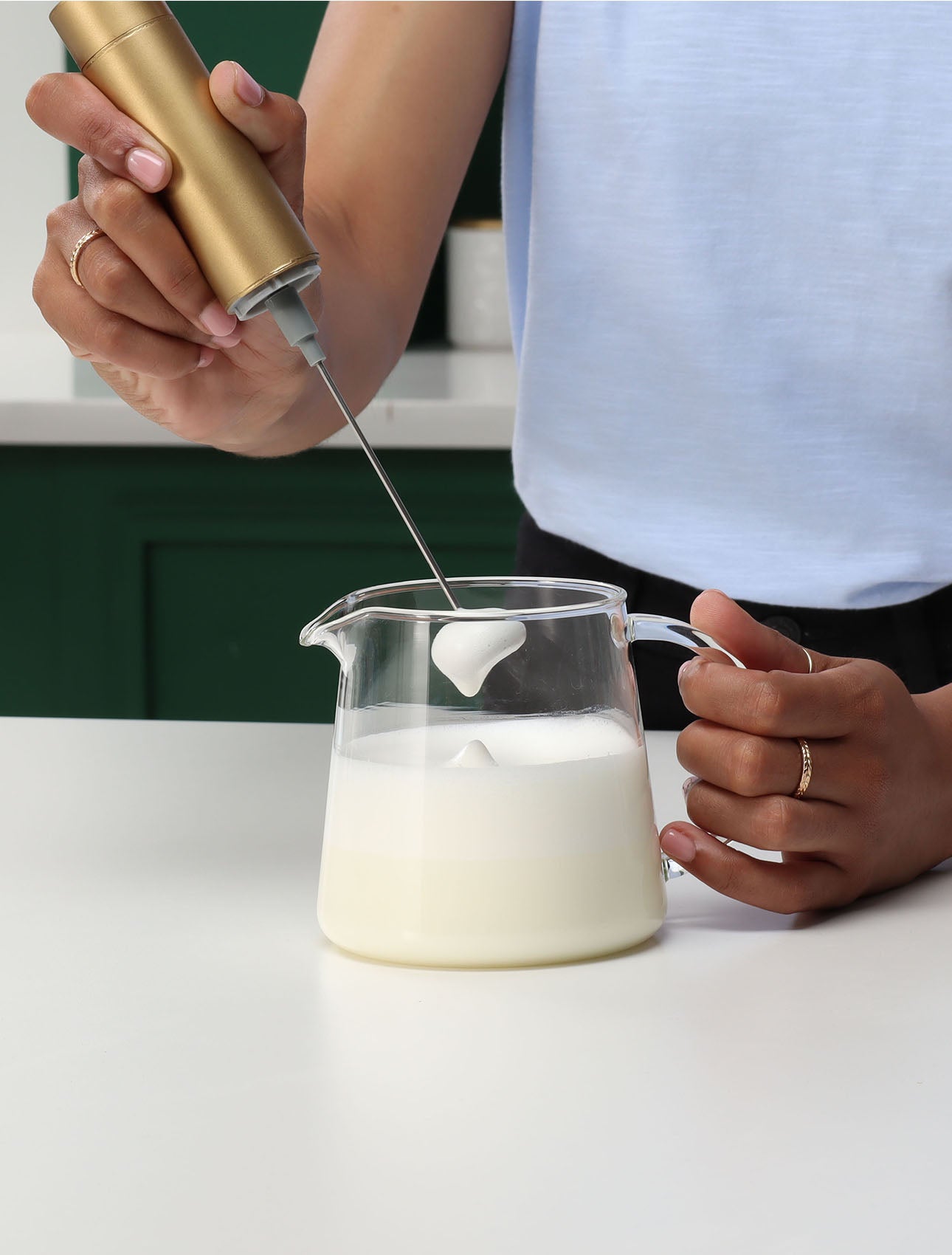 Espuma la leche con una batidora eléctrica como un profesional