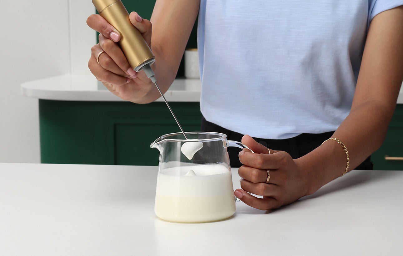 Espuma la leche con una batidora eléctrica como un profesional